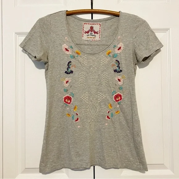 Johnny Was Embroidered Short Sleeve T-Shirt Size XS Gray Scoop Neck Floral Tee - Picture 1 of 11
